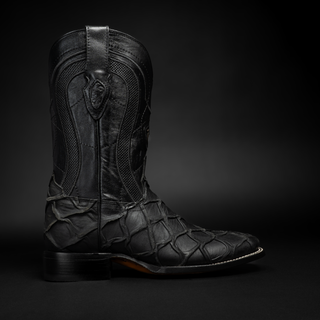 Black boot and belt combo